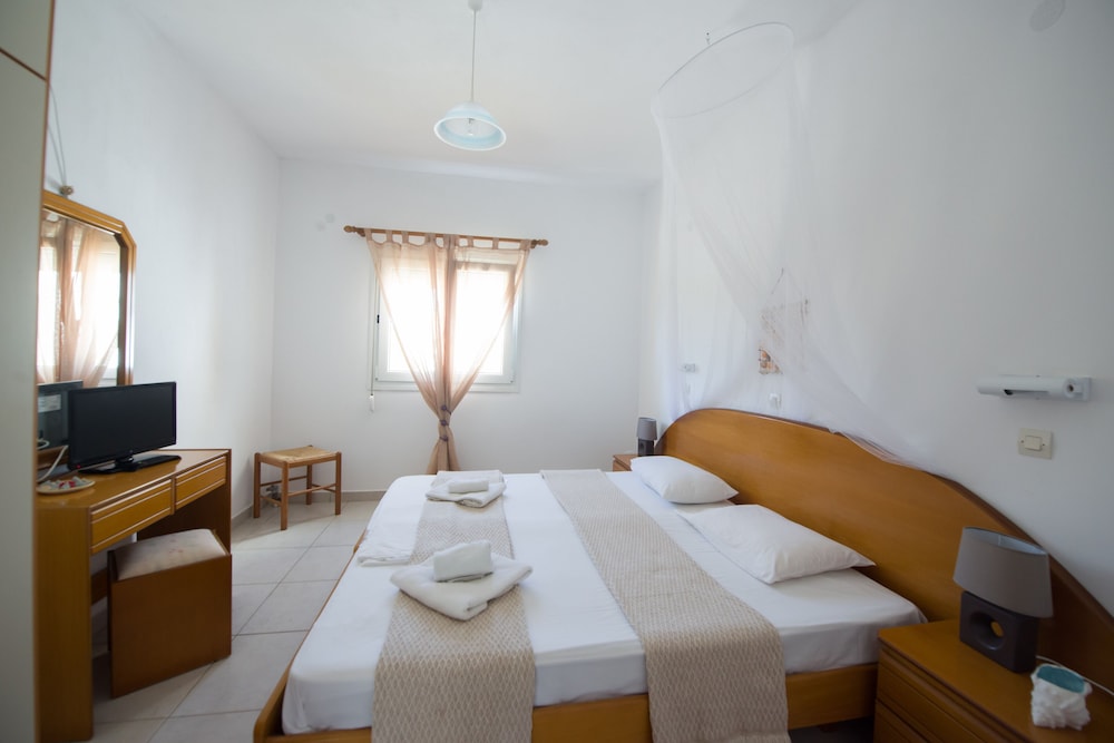 S&C Kosmos Beach Resort — Hotel rooms in Roda, Ionian Islands