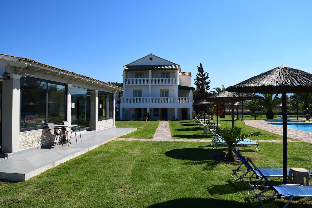 S&C Kosmos Beach Resort — Hotel building in Roda, Ionian Islands