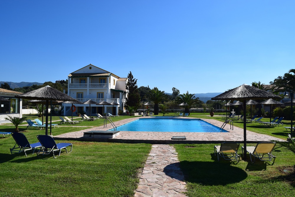 S&C Kosmos Beach Resort — Swimming pool in Roda, Ionian Islands