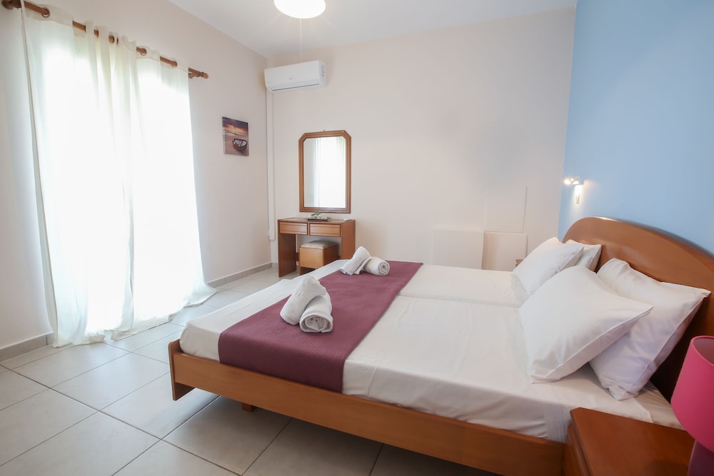 S&C Kosmos Beach Resort — Hotel rooms in Roda, Ionian Islands