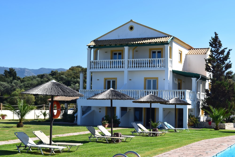 S&C Kosmos Beach Resort — Hotel building in Roda, Ionian Islands
