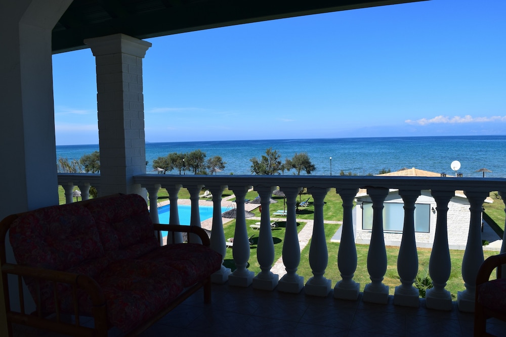 S&C Kosmos Beach Resort — Swimming pool in Roda, Ionian Islands