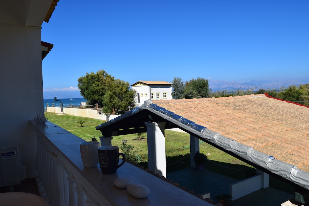 S&C Kosmos Beach Resort — Hotel building in Roda, Ionian Islands