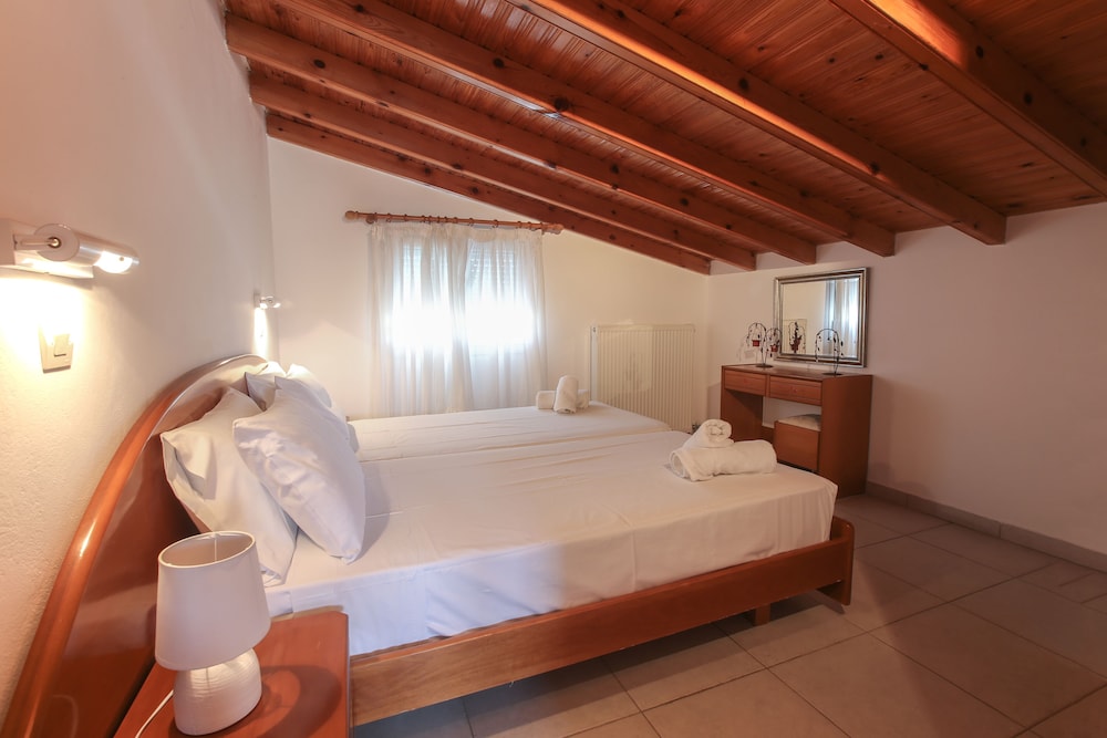 S&C Kosmos Beach Resort — Hotel rooms in Roda, Ionian Islands