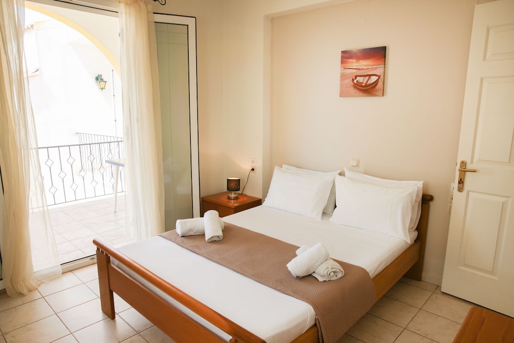 S&C Kosmos Beach Resort — Hotel rooms in Roda, Ionian Islands
