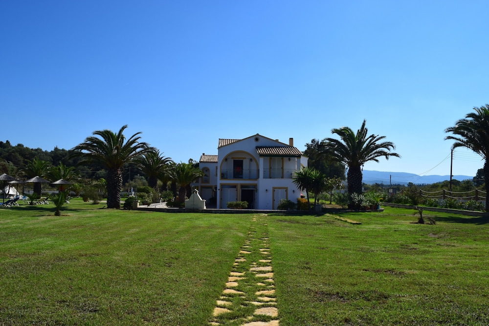 S&C Kosmos Beach Resort — Hotel building in Roda, Ionian Islands