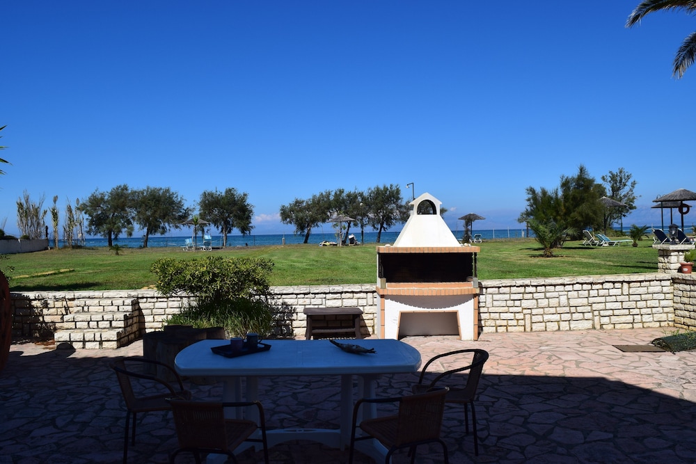 S&C Kosmos Beach Resort — Restaurant & bars in Roda, Ionian Islands
