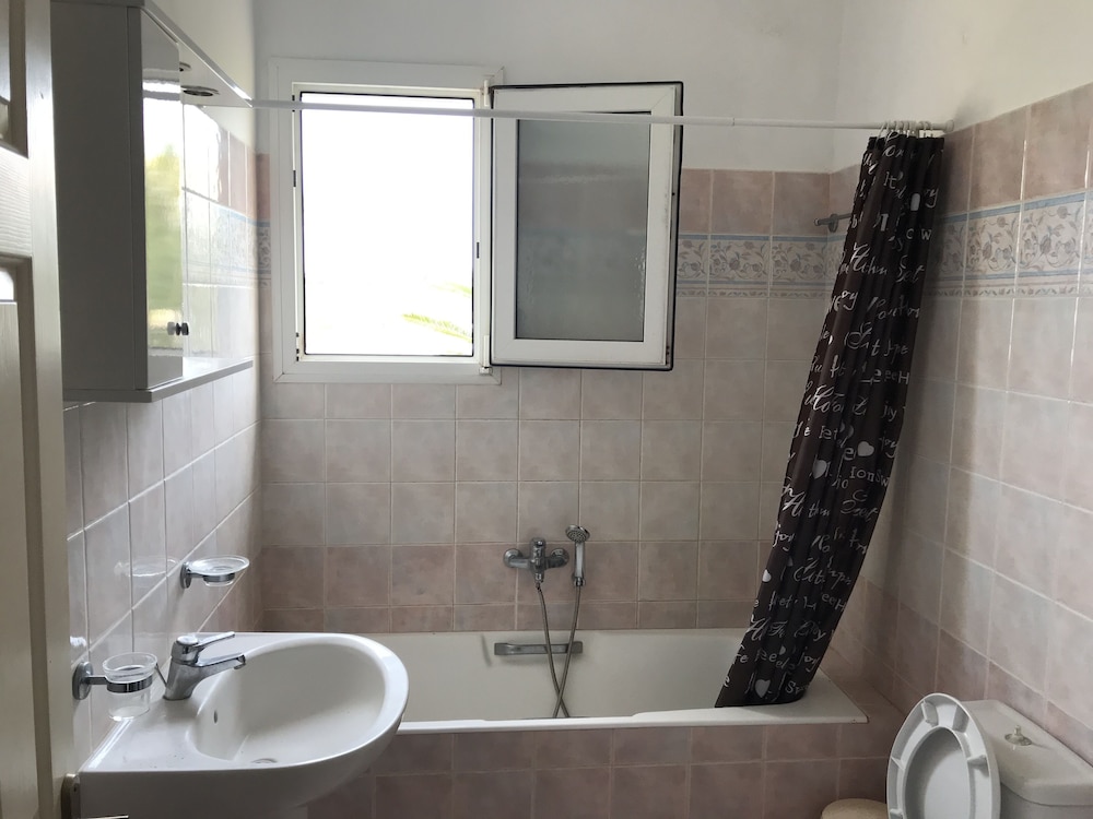 S&C Kosmos Beach Resort — Hotel rooms in Roda, Ionian Islands