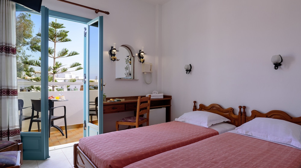 Armonia — Hotel rooms in Kamari, South Aegean
