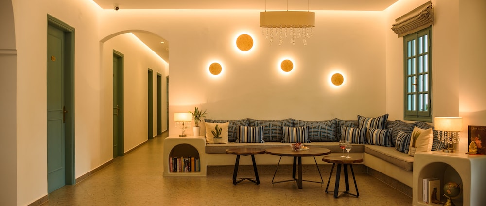 Armonia — Hotel building in Kamari, South Aegean