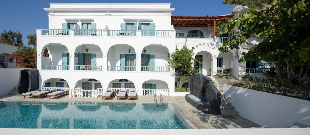 Armonia — Hotel building in Kamari, South Aegean