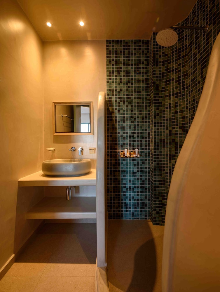 Armonia — Hotel rooms in Kamari, South Aegean