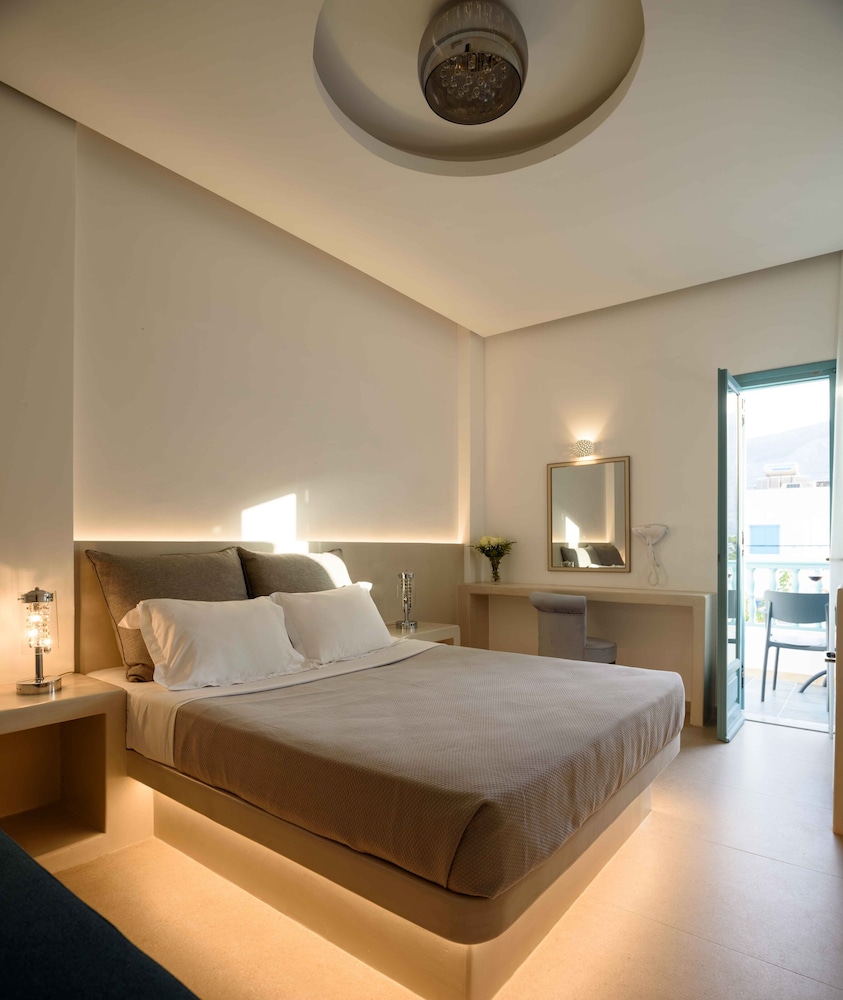 Armonia — Hotel rooms in Kamari, South Aegean