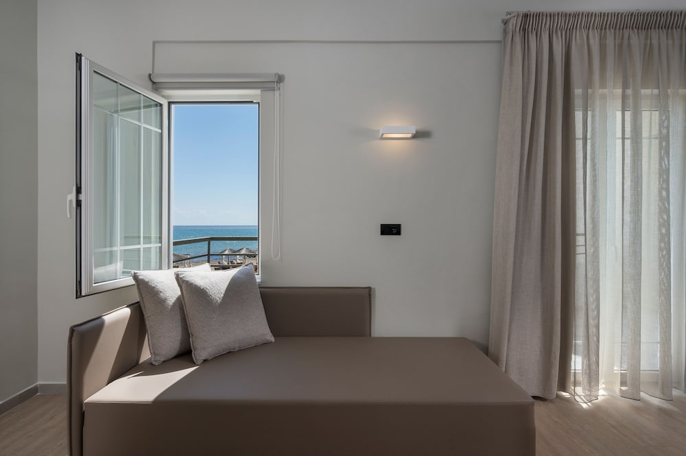Mare Blue & Suites — Rooms in Georgioupolis