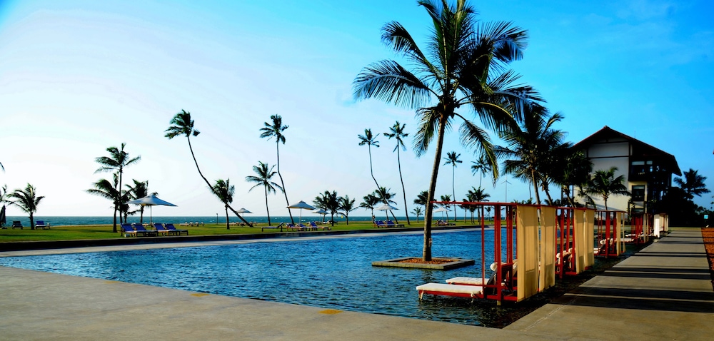 Anantaya Resort and Spa Chilaw — Swimming pool in Chilaw