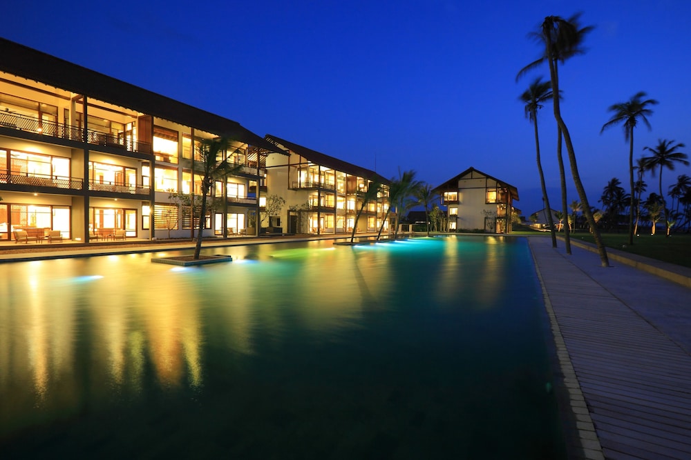 Anantaya Resort and Spa Chilaw — Swimming pool in Chilaw