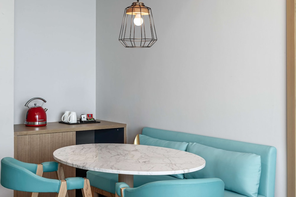 Hampton by Hilton Marjan Island — Restaurant & bars in Ras al Khaimah