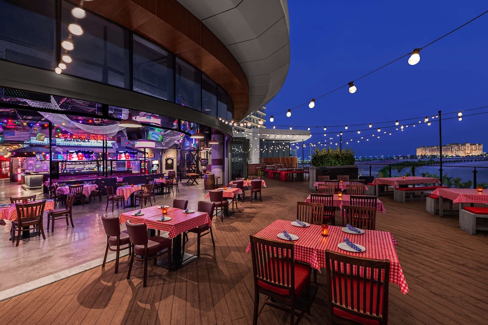 Hampton by Hilton Marjan Island — Restaurant & bars in Ras al Khaimah