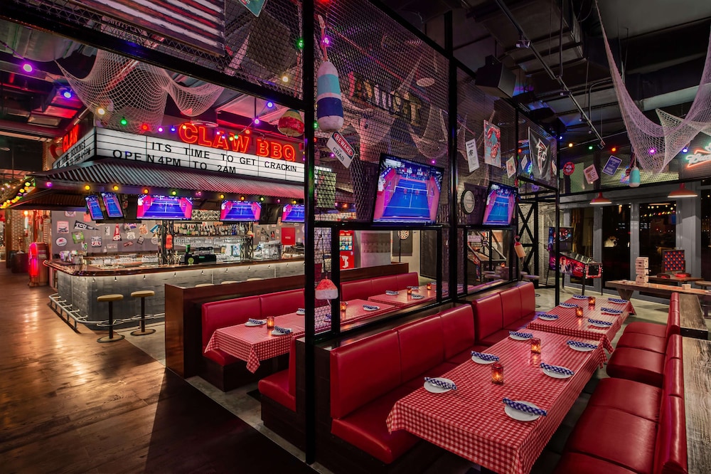 Hampton by Hilton Marjan Island — Restaurant & bars in Ras al Khaimah