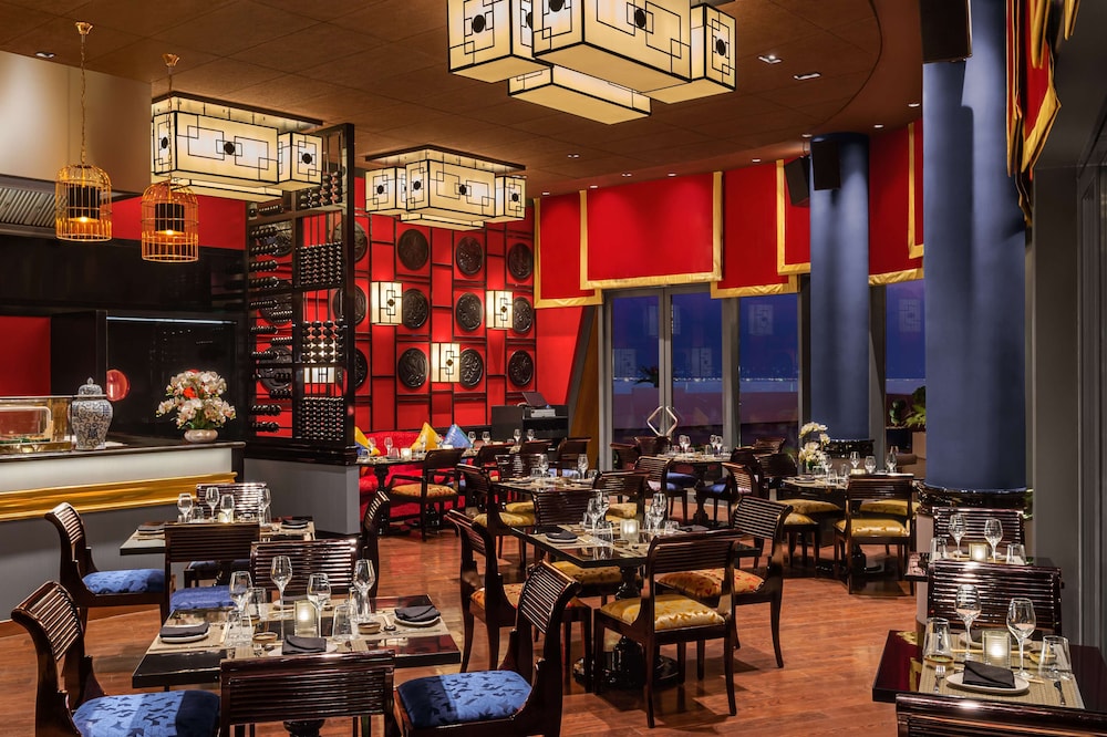 Hampton by Hilton Marjan Island — Restaurant & bars in Ras al Khaimah