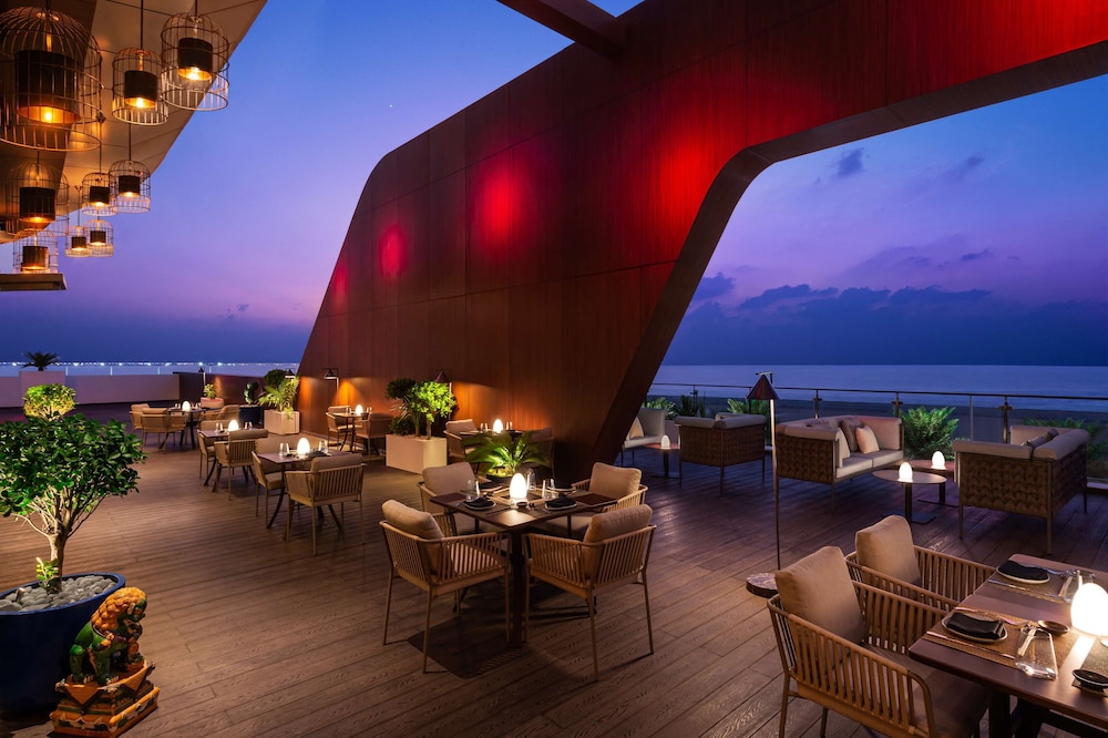 Hampton by Hilton Marjan Island — Restaurant & bars in Ras al Khaimah