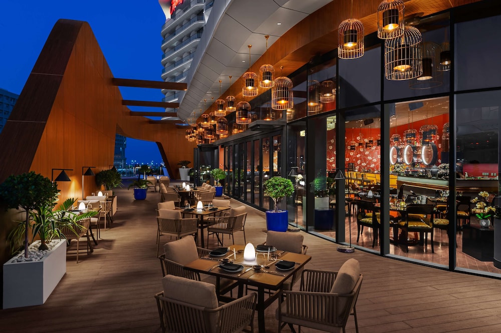 Hampton by Hilton Marjan Island — Restaurant & bars in Ras al Khaimah