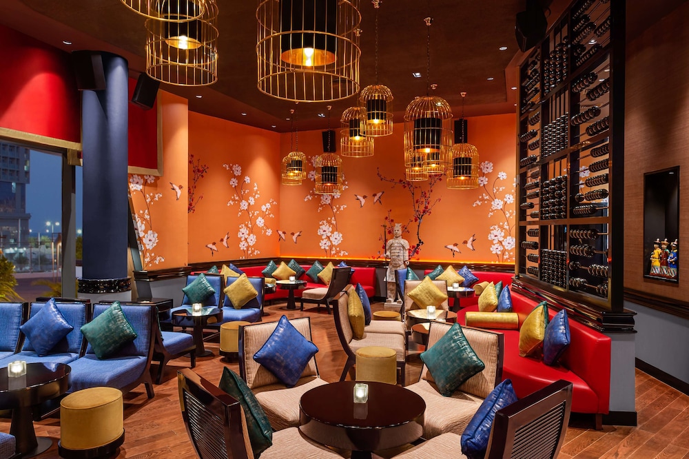 Hampton by Hilton Marjan Island — Restaurant & bars in Ras al Khaimah