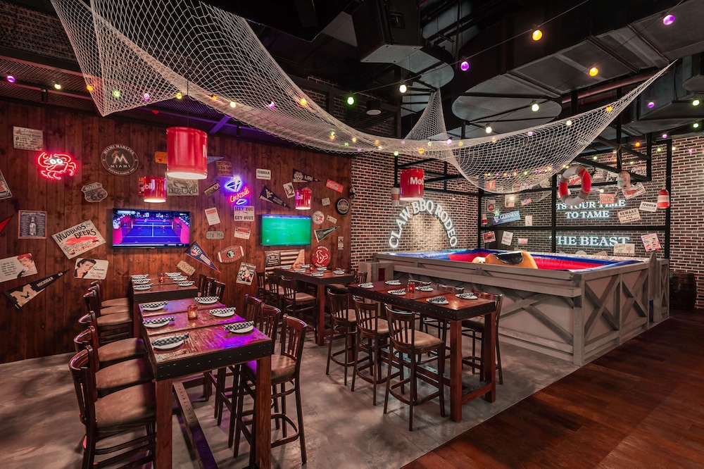 Hampton by Hilton Marjan Island — Restaurant & bars in Ras al Khaimah