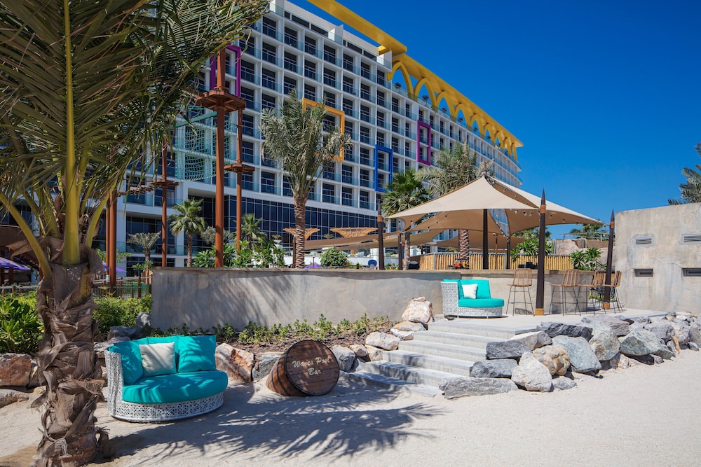 Centara Mirage Beach Resort Dubai — Hotel building in Dubai