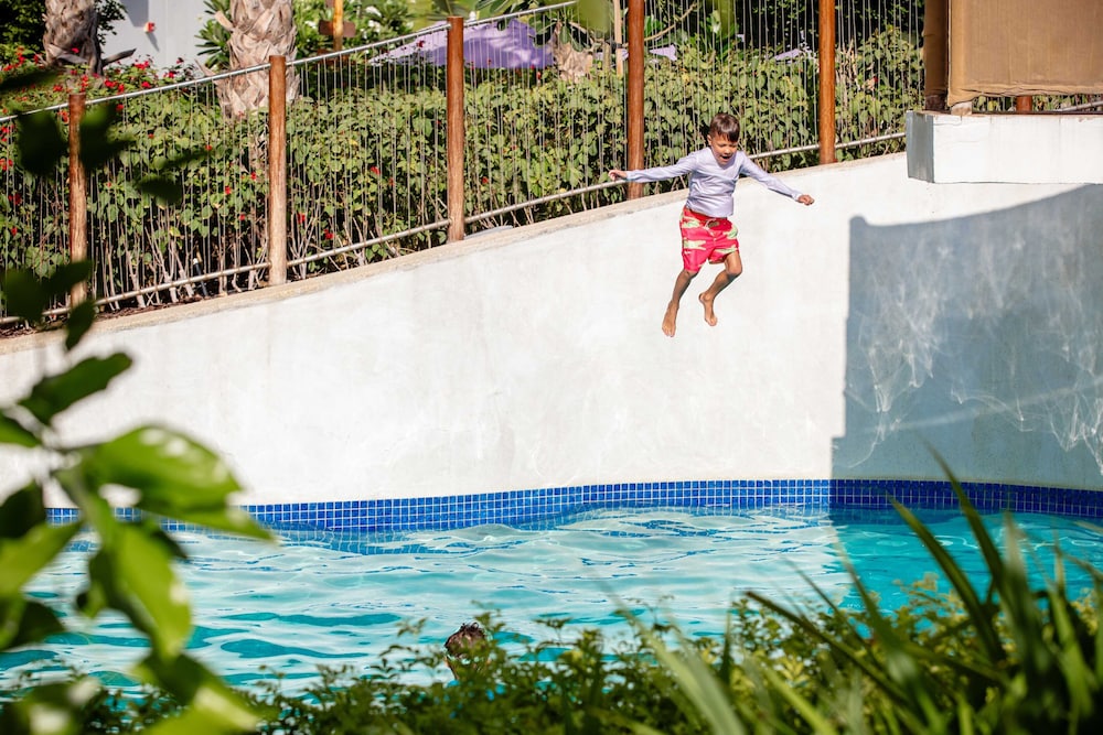Centara Mirage Beach Resort Dubai — Swimming pool in Dubai