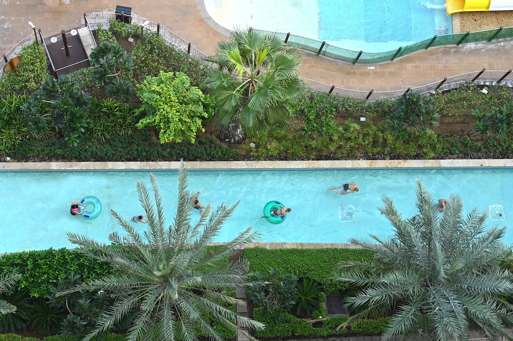 Centara Mirage Beach Resort Dubai — Swimming pool in Dubai