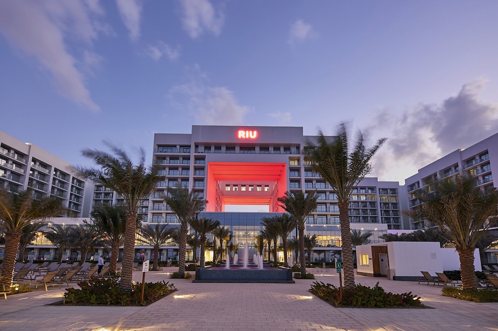 Hotel Riu Dubai Beach Resort - All Inclusive — Hotel building in Dubai