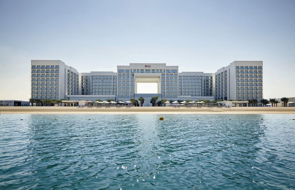 Hotel Riu Dubai Beach Resort - All Inclusive — Hotel building in Dubai