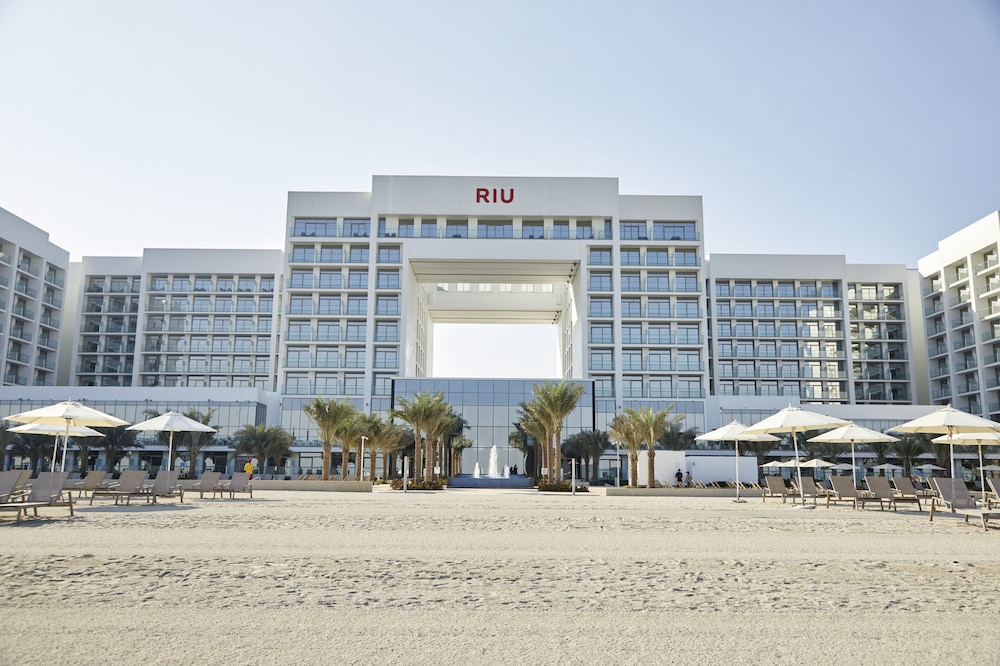 Hotel Riu Dubai Beach Resort - All Inclusive — Hotel building in Dubai