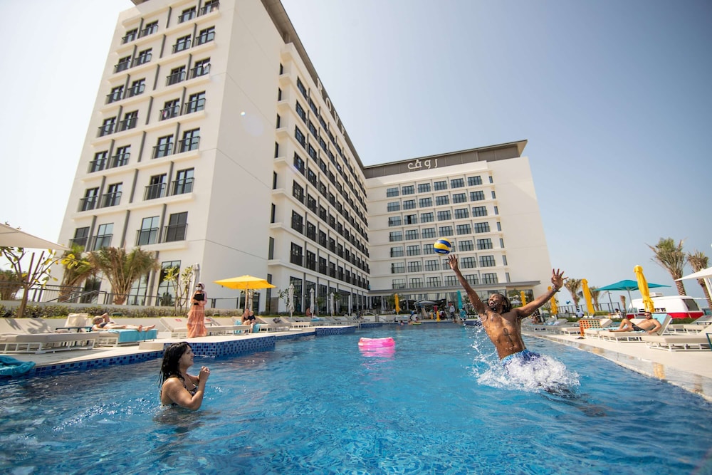 Rove La Mer Beach — Swimming pool in Dubai