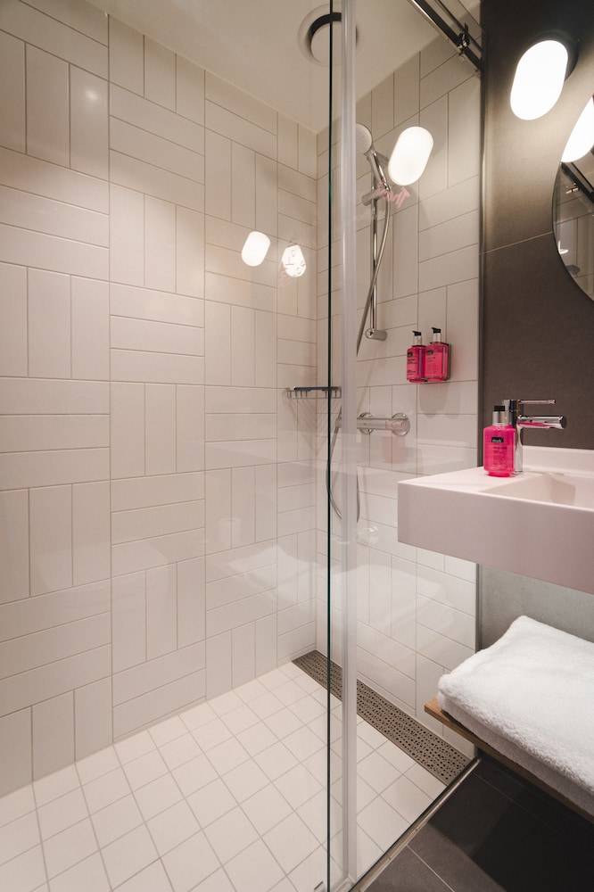 Moxy Bergen — Hotel rooms in Bergen, Hordaland