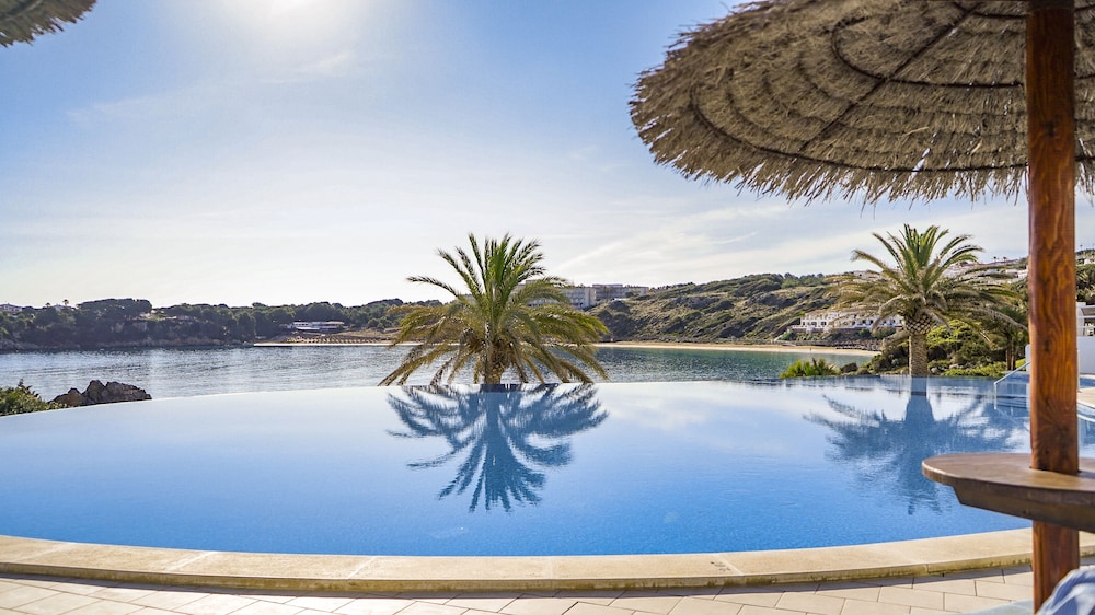 White Sands Beach Club — Swimming pool in Arenal d'en Castell, Balearic Islands