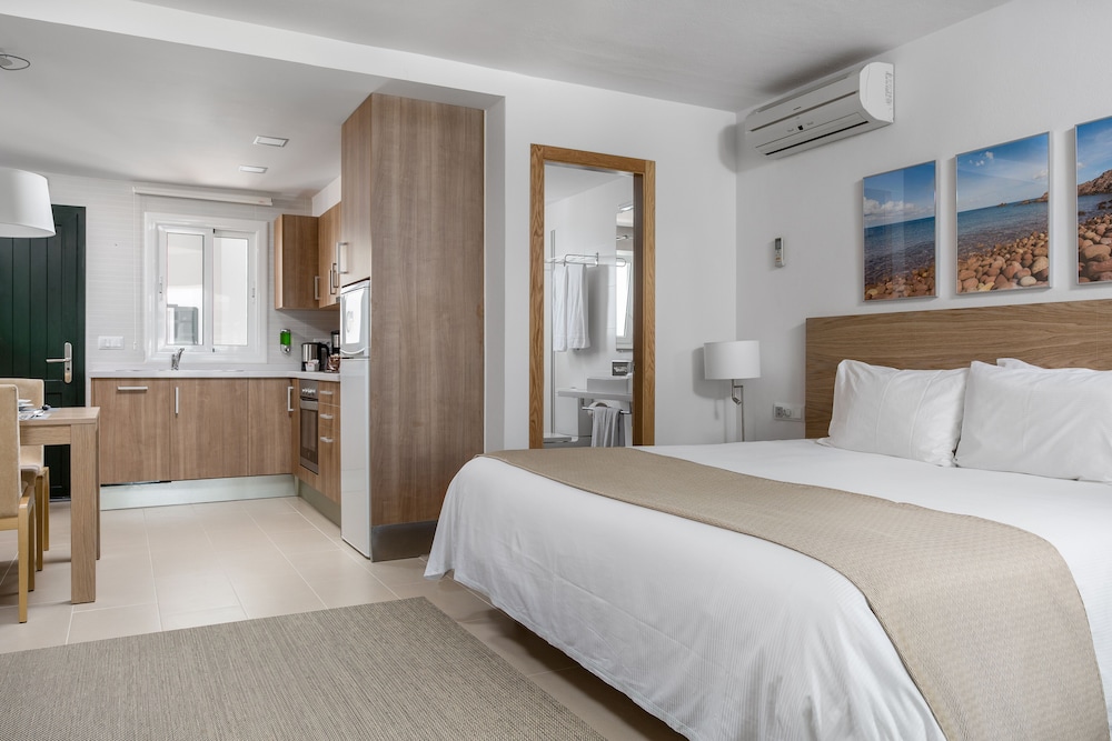 White Sands Beach Club — Hotel rooms in Arenal d'en Castell, Balearic Islands