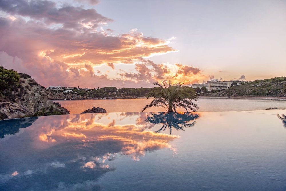 White Sands Beach Club — Swimming pool in Arenal d'en Castell, Balearic Islands