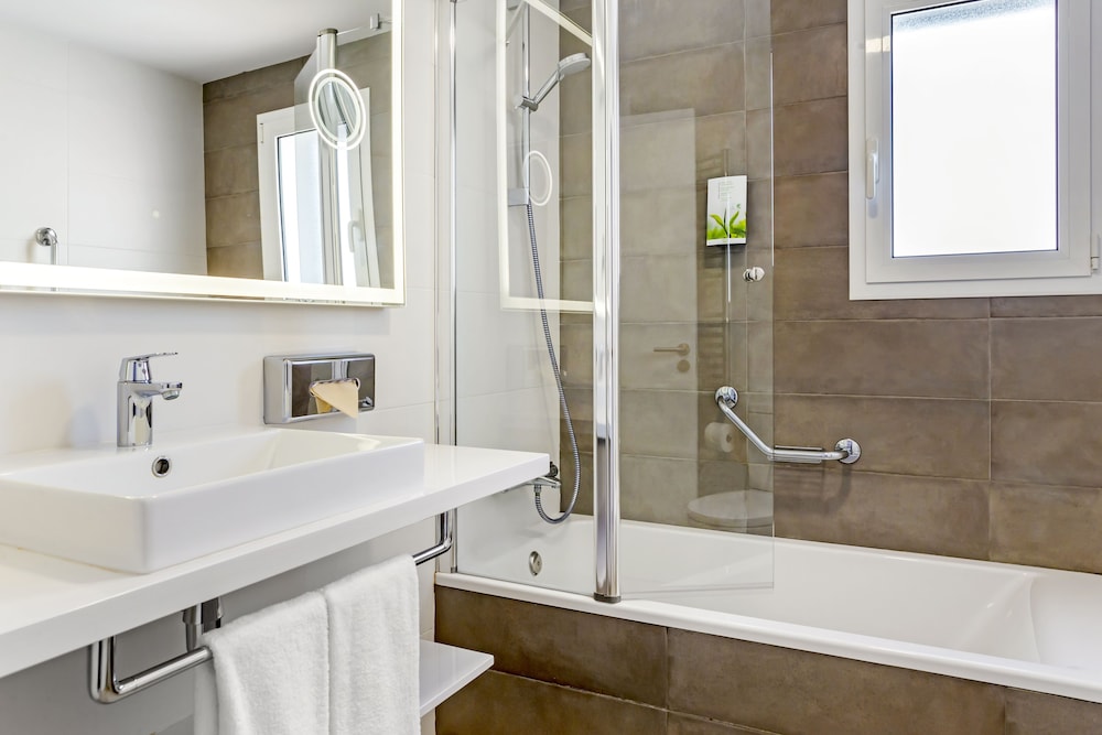 White Sands Beach Club — Hotel rooms in Arenal d'en Castell, Balearic Islands