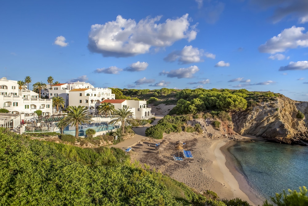 White Sands Beach Club — Hotel building in Arenal d'en Castell, Balearic Islands