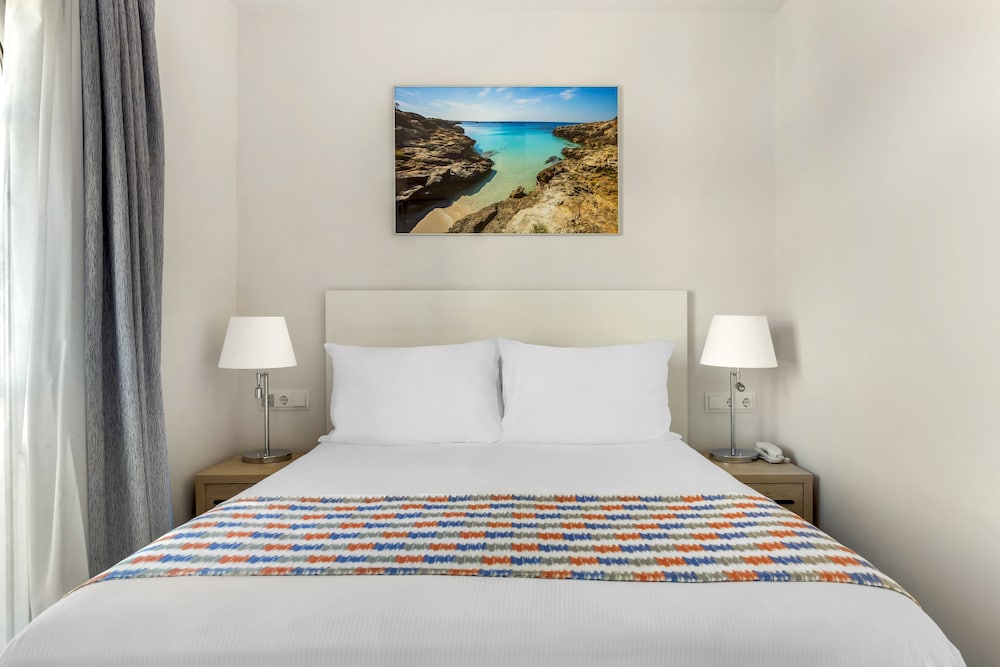 White Sands Beach Club — Hotel rooms in Arenal d'en Castell, Balearic Islands