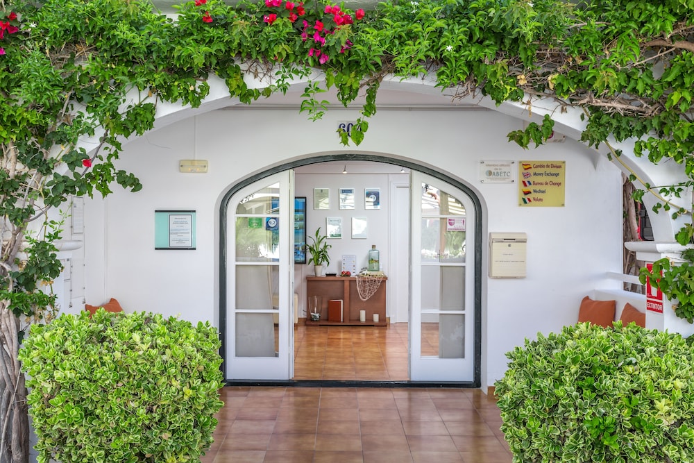 White Sands Beach Club — Hotel building in Arenal d'en Castell, Balearic Islands
