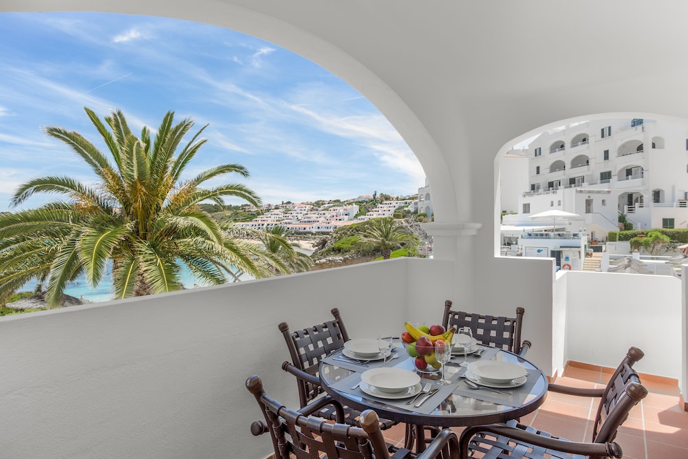 White Sands Beach Club — Hotel building in Arenal d'en Castell, Balearic Islands