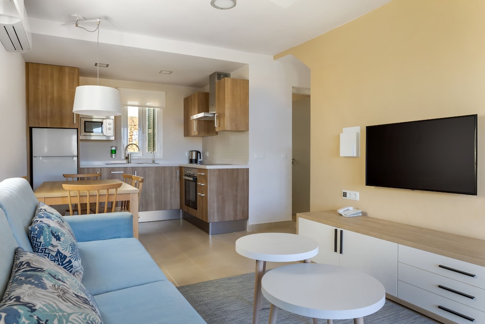 White Sands Beach Club — Hotel rooms in Arenal d'en Castell, Balearic Islands