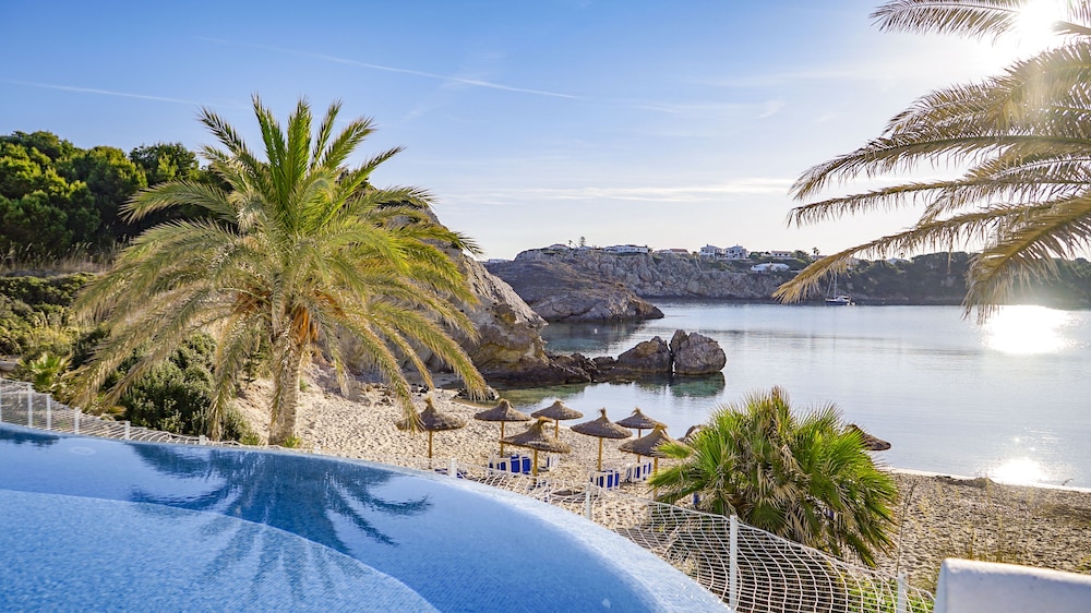White Sands Beach Club — Beach in Arenal d'en Castell, Balearic Islands