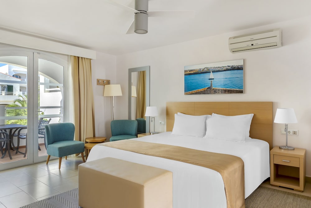 White Sands Beach Club — Hotel rooms in Arenal d'en Castell, Balearic Islands