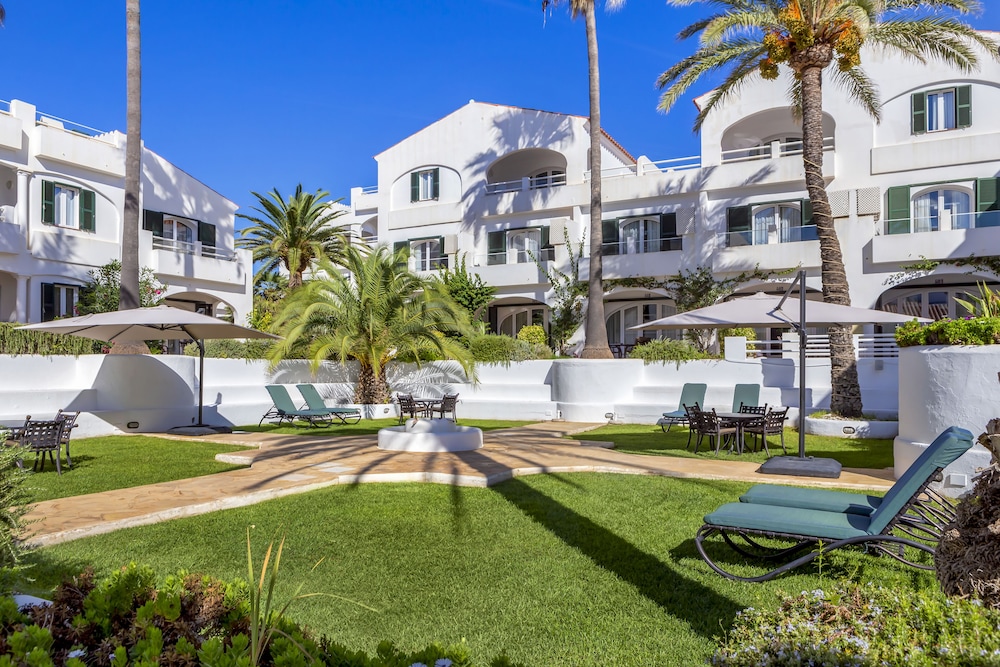 White Sands Beach Club — Hotel building in Arenal d'en Castell, Balearic Islands