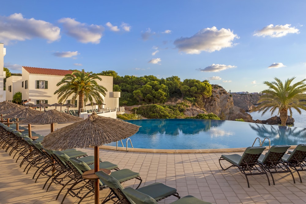 White Sands Beach Club — Swimming pool in Arenal d'en Castell, Balearic Islands