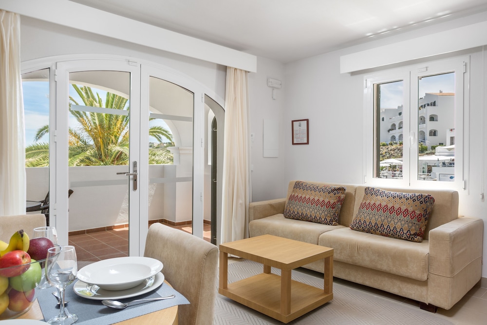White Sands Beach Club — Hotel rooms in Arenal d'en Castell, Balearic Islands